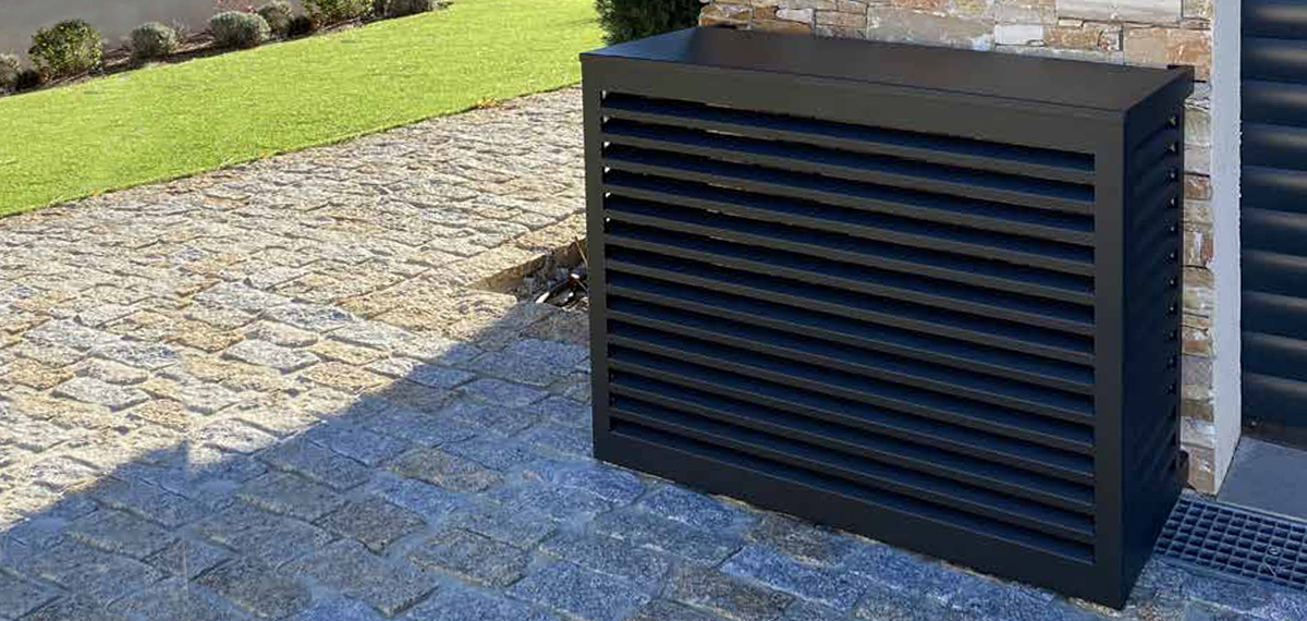 Unsere Lösung für die Montage einer Klimaanlage vor einer dunklen Wand Montage Klimaanlage vor dunkler Wand – Praxislösung